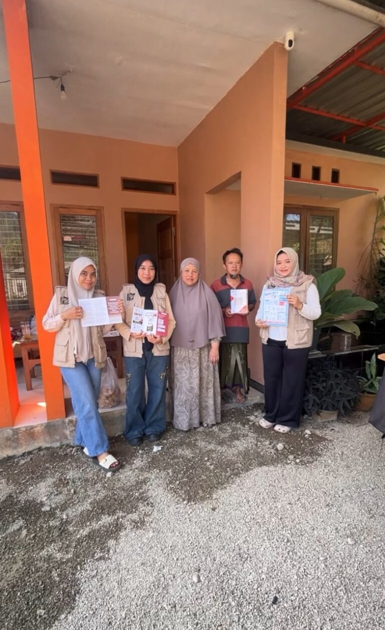 Mahasiswa KKN Bantu UMKM Desa Rebranding Usaha dan Digitalisasi Pembayaran lewat QRIS