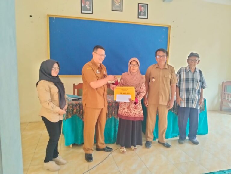 Penyaluran Bantuan Keuangan(BK) Kabupaten untuk Ketua RT dan RW